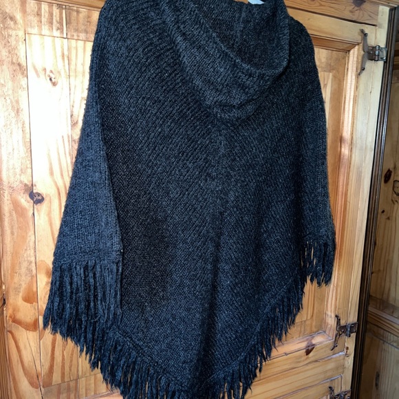 G. H. Bass & Co. vintage charcoal/black poncho/cape. - Picture 6 of 8